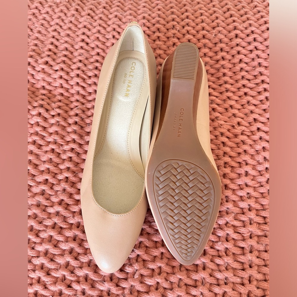 Cole Haan GO-To wedge Heel pump Size 6.5B